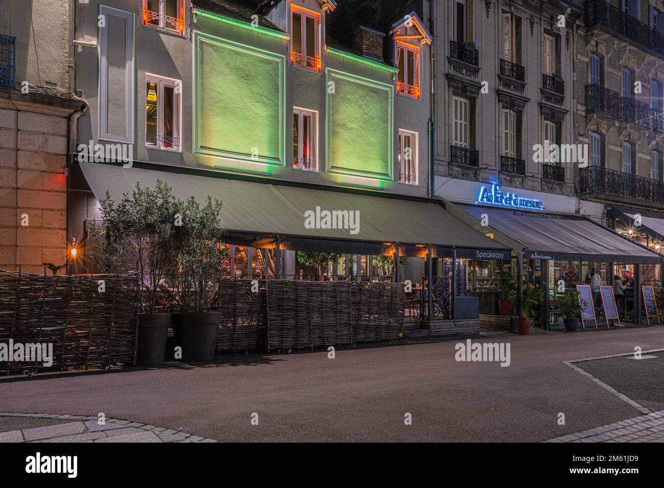 Speakeasy-Restaurant in Dijon, Frankreich bei Nacht mit Lichtwechsel Stockfoto