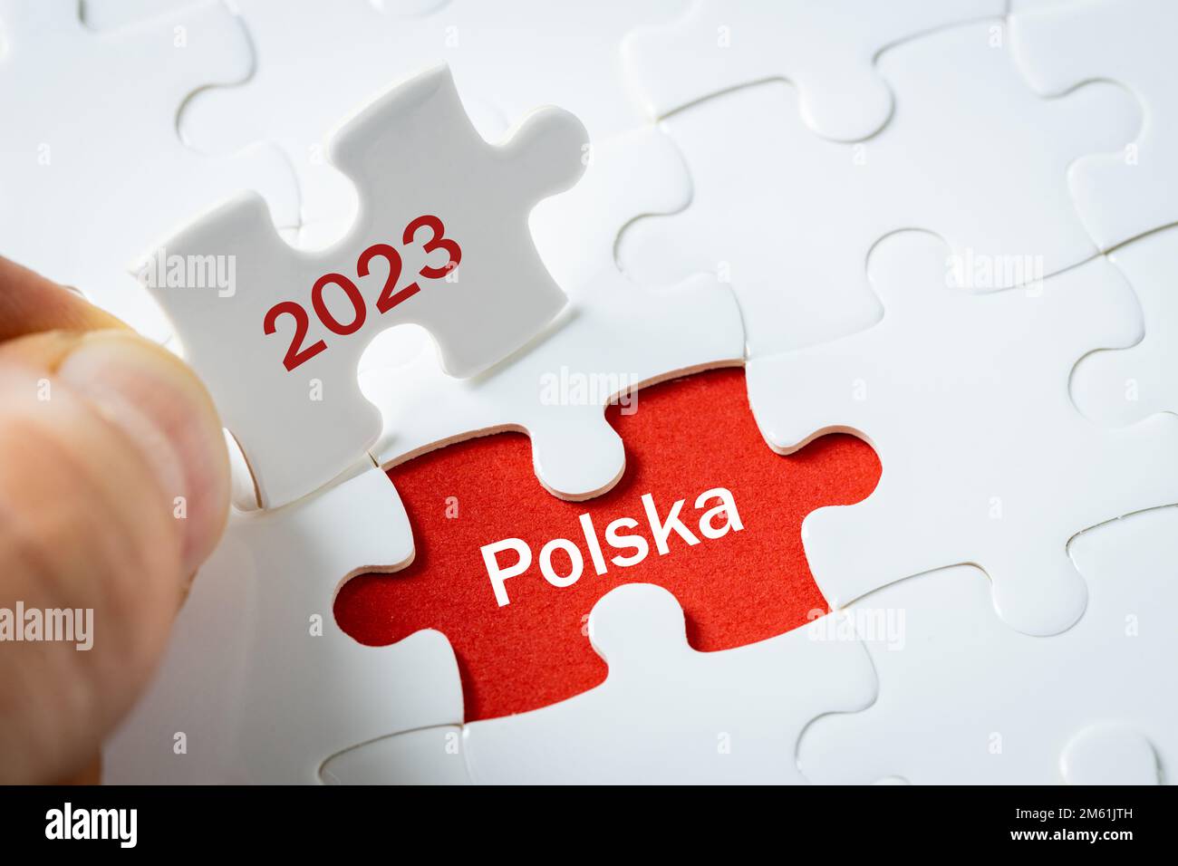 Aufschrift Jahr 2023 (Polska) in polnischer Sprache, Ländername und Jahr, Prognosen zum Wirtschafts- und Geschäftskonzept für Neujahr in Polen, Rot und Weiß Stockfoto