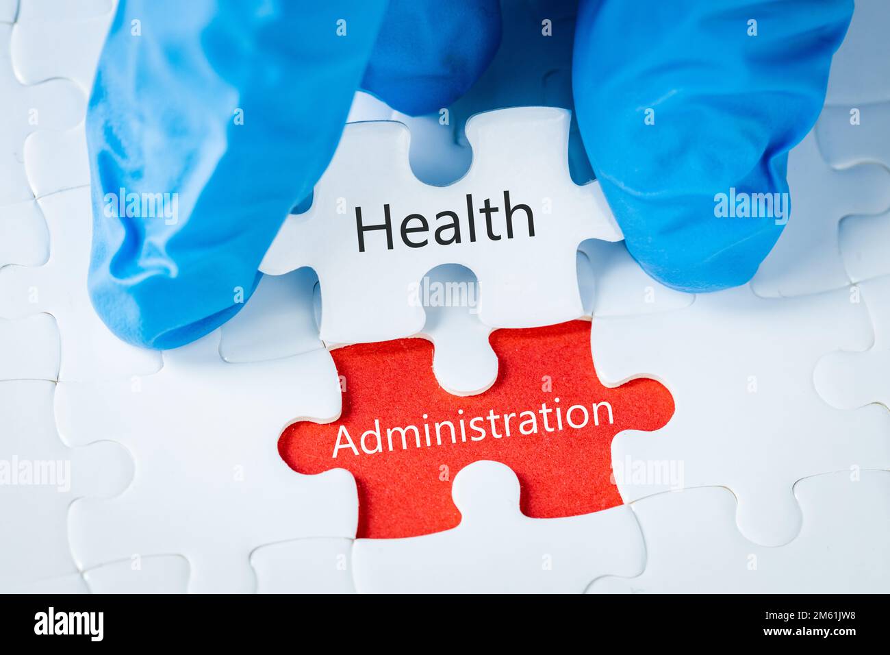 Gesundheitsverwaltung, Konzept, Organisation im Gesundheitswesen, gutes Management, Wort Gesundheit und Verwaltung Puzzle als ein gemeinsames, passendes Element von Stockfoto