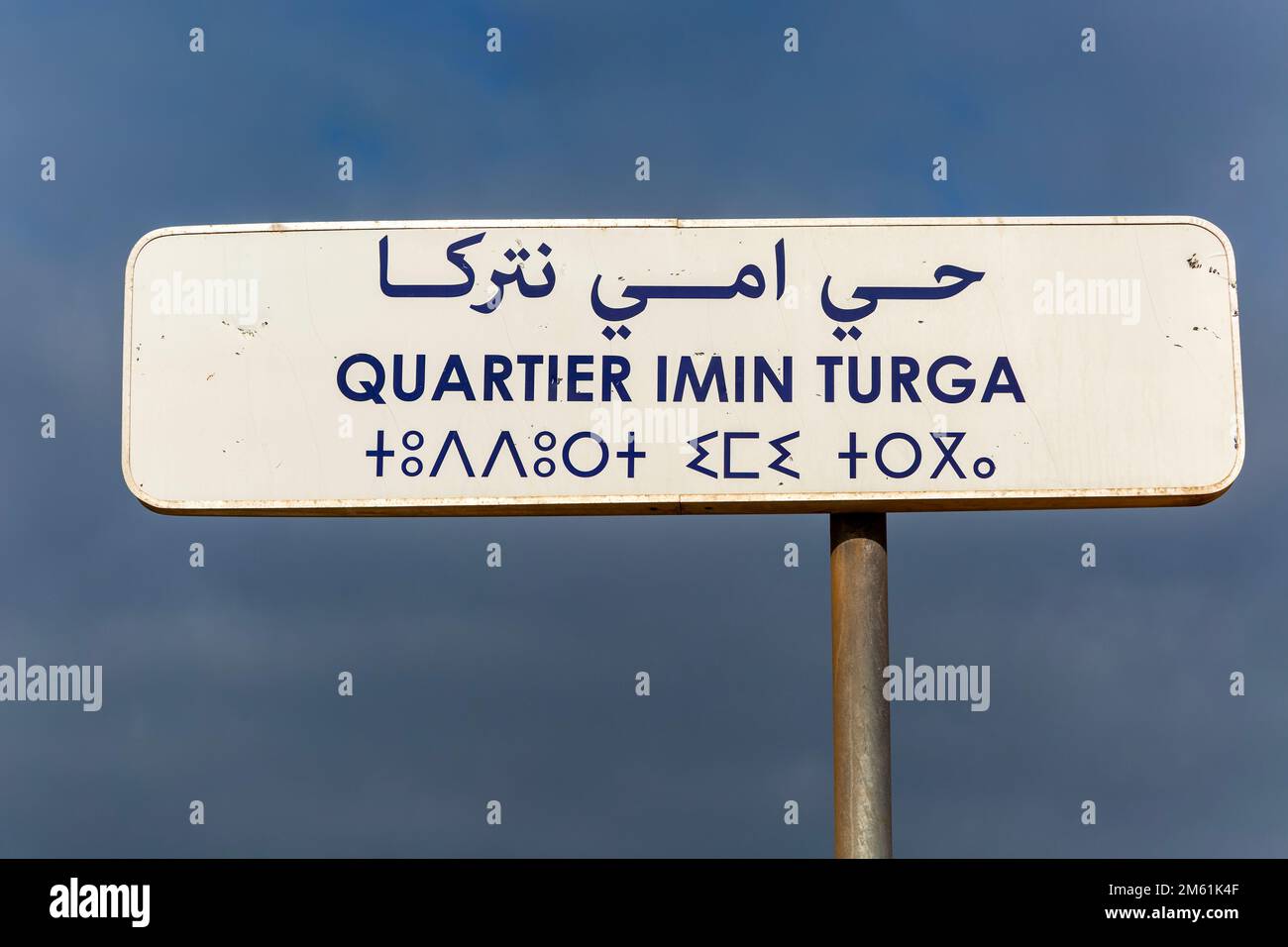 Straßenschild in drei Sprachen: MIRLEFT, Südmarokko, Nordafrika, Stockfoto