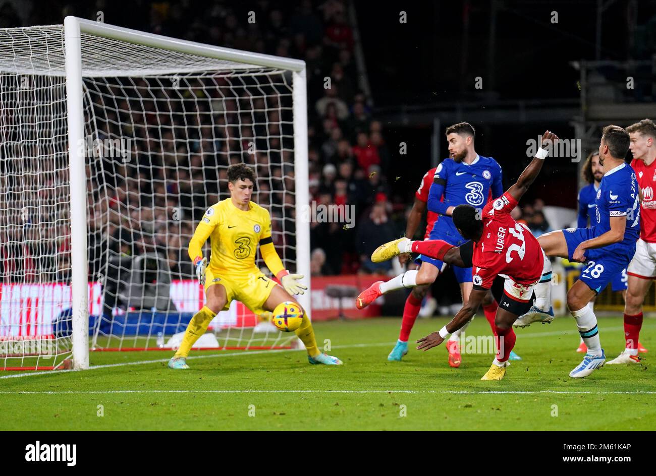 Der Serge Aurier von Nottingham Forest schießt während des Premier League-Spiels auf dem City Ground in Nottingham das erste Tor seiner Seite des Spiels. Foto: Sonntag, 1. Januar 2023. Stockfoto