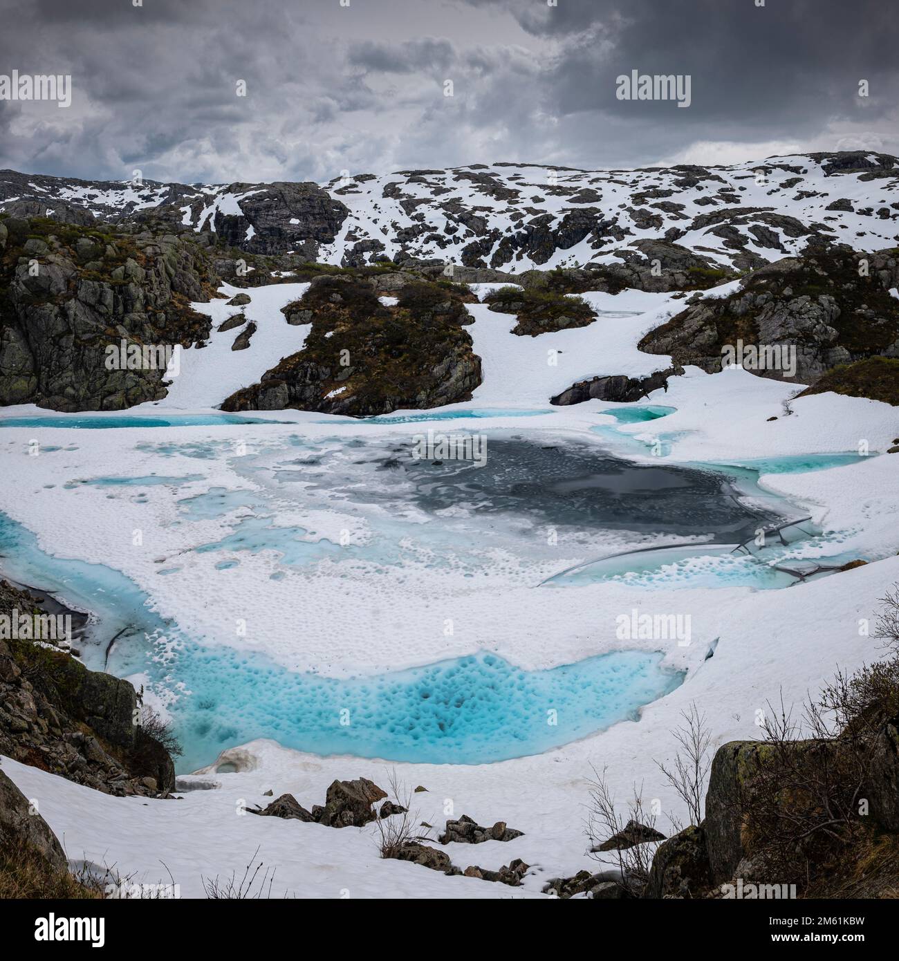 Eine wunderschöne Aufnahme der verschneiten natürlichen Landschaft auf der Straße 520 zwischen Sauda und Roldal Stockfoto