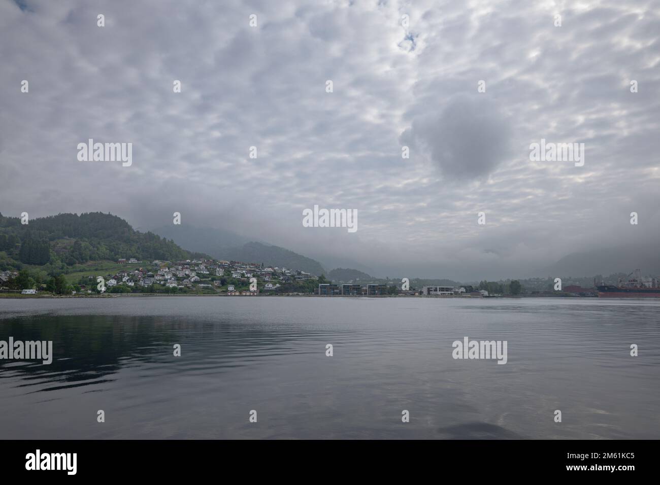 Ein wolkiger Himmel über dem Wasser bei Sauda, Norwegen Stockfoto