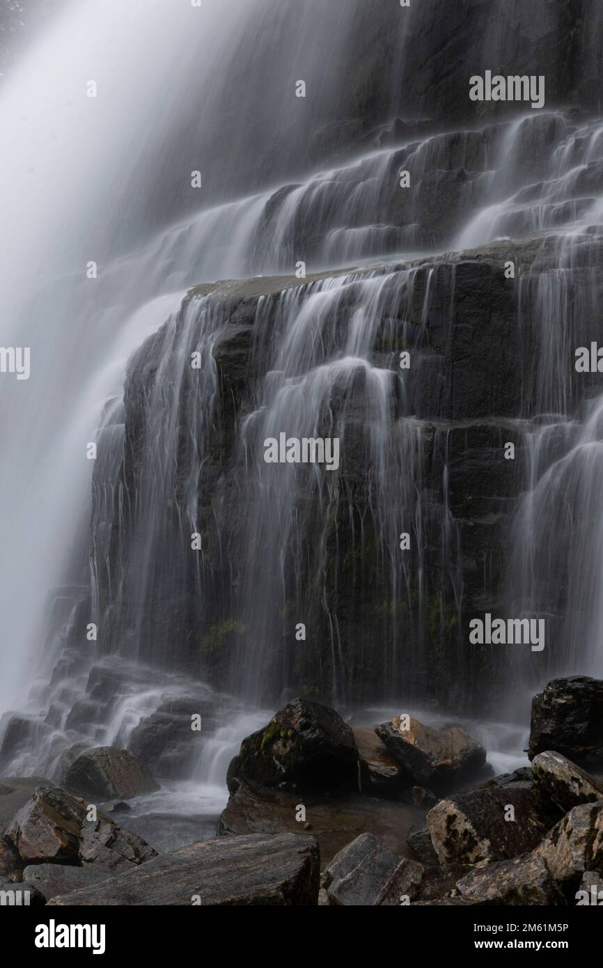 Ein vertikales Bild des rauschenden Felsens Svandalsfossen in der Nähe der Straße 520 in Sauda, Norwegen Stockfoto