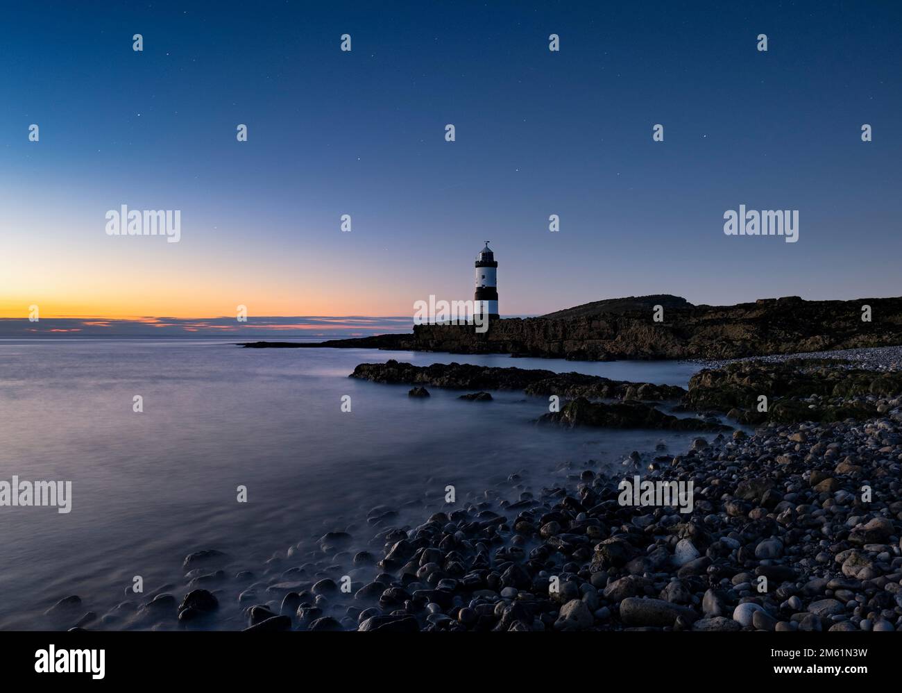 Trwyn Du Lighthouse at Night, Penmon Point, Anglesey, North Wales, Großbritannien Stockfoto