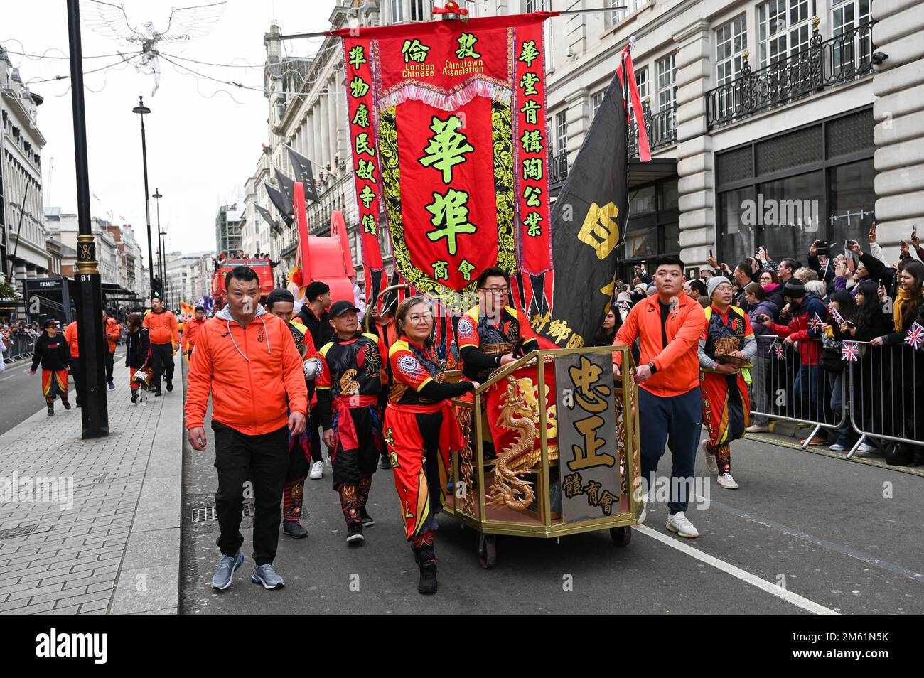 London, Großbritannien. 01. Januar 2023. Die alljährliche Silvesterparade in London mit Hunderten von Festwagen am 1. Januar 2023 im Zentrum von London, Großbritannien. Kredit: Siehe Li/Picture Capital/Alamy Live News Stockfoto