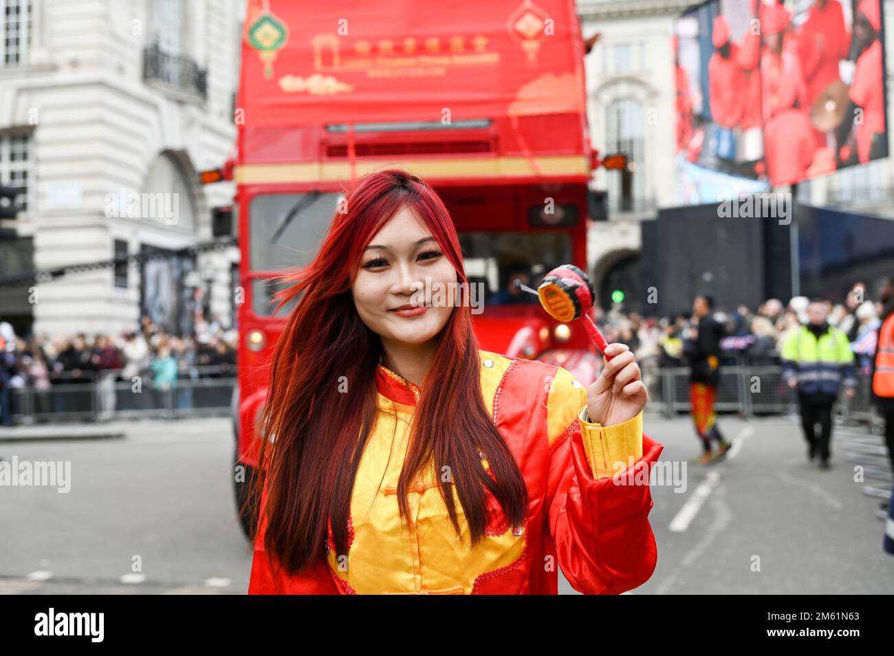 London, Großbritannien. 01. Januar 2023. Die alljährliche Silvesterparade in London mit Hunderten von Festwagen am 1. Januar 2023 im Zentrum von London, Großbritannien. Kredit: Siehe Li/Picture Capital/Alamy Live News Stockfoto