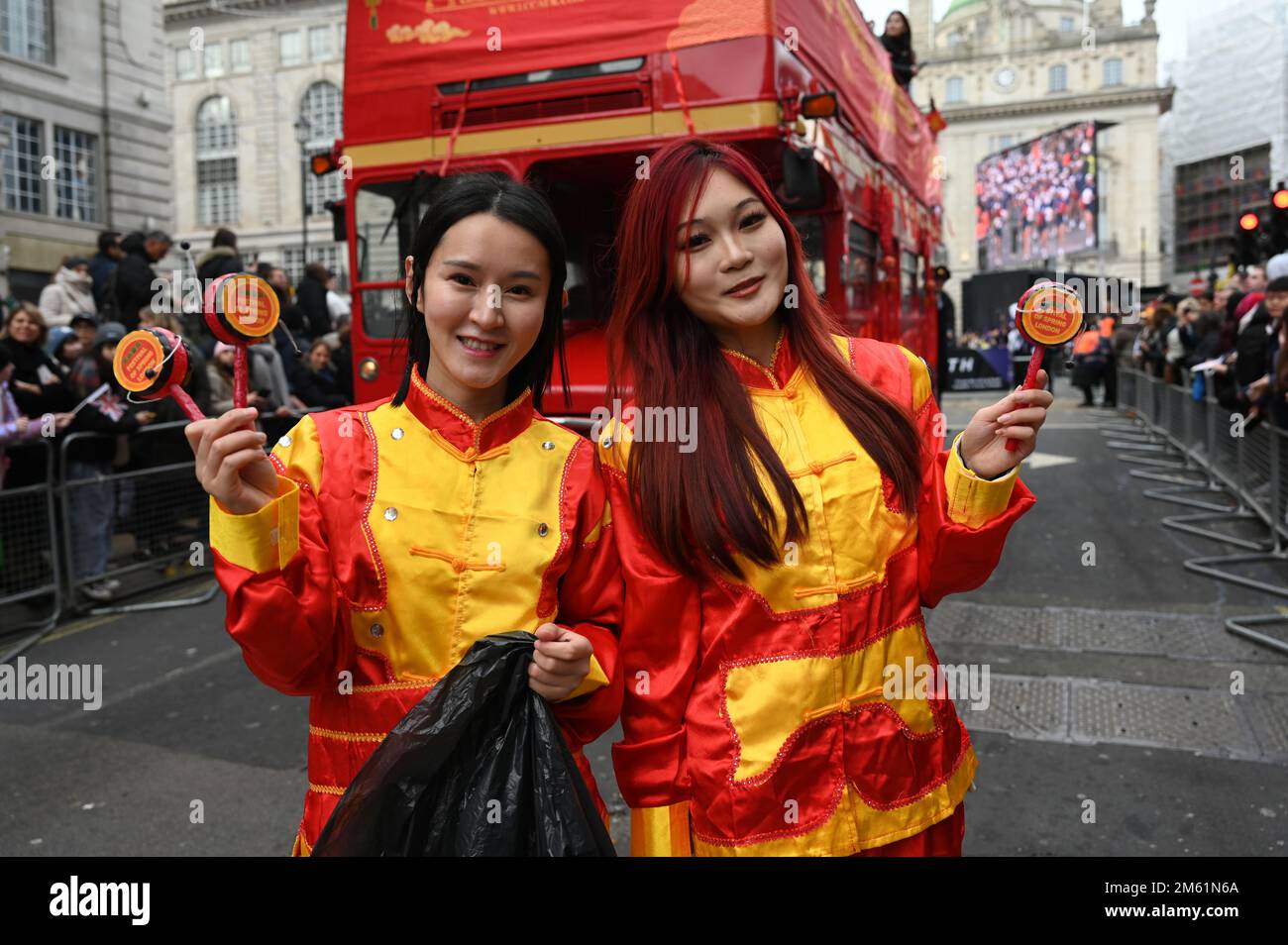 London, Großbritannien. 01. Januar 2023. Die alljährliche Silvesterparade in London mit Hunderten von Festwagen am 1. Januar 2023 im Zentrum von London, Großbritannien. Kredit: Siehe Li/Picture Capital/Alamy Live News Stockfoto