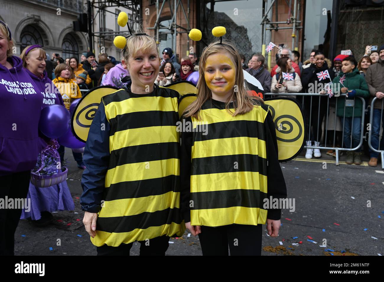 Die alljährliche Silvesterparade in London mit Hunderten von Festwagen am 1. Januar 2023 im Zentrum von London, Großbritannien. Stockfoto