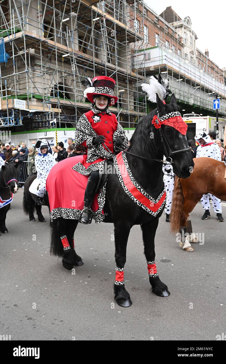 Die alljährliche Silvesterparade in London mit Hunderten von Festwagen am 1. Januar 2023 im Zentrum von London, Großbritannien. Stockfoto