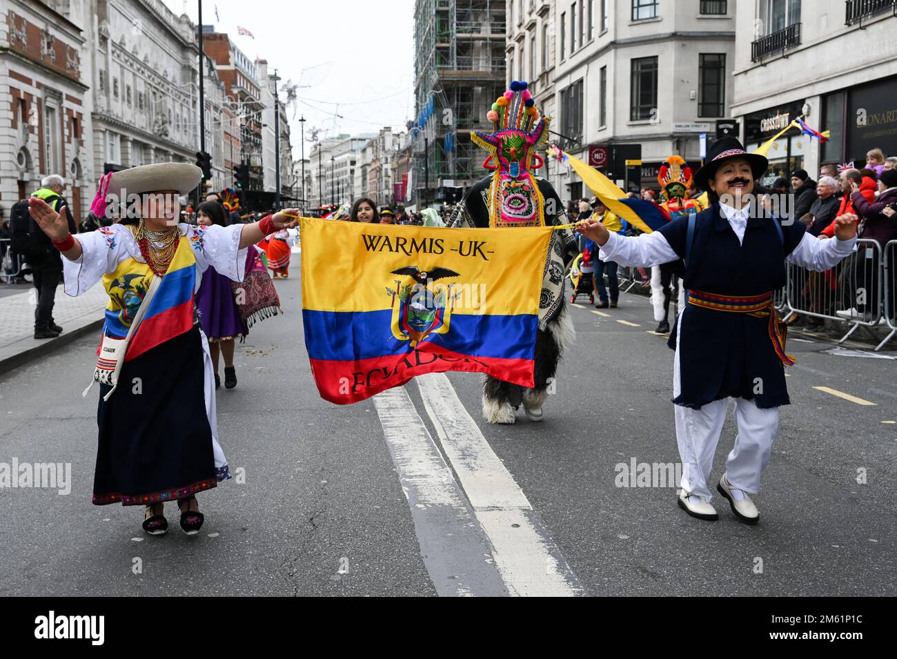 Die alljährliche Silvesterparade in London mit Hunderten von Festwagen am 1. Januar 2023 im Zentrum von London, Großbritannien. Stockfoto