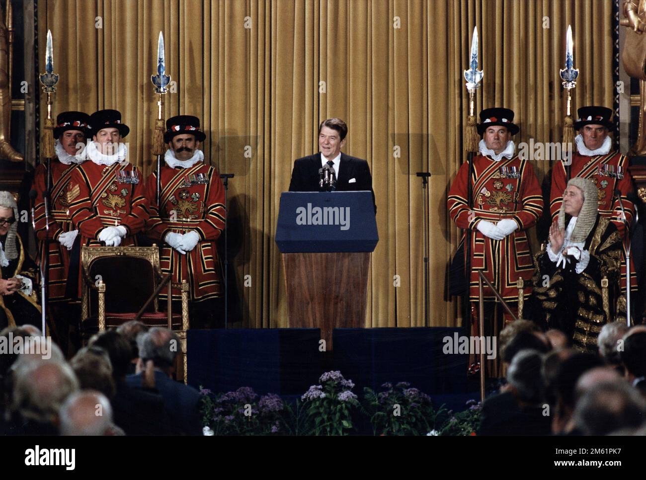 Als der erste amerikanische Präsident vor dem britischen Parlament sprechen wollte, sagte Reagan voraus, dass Marxismus – Leninismus auf der "Asche der Geschichte" enden würde. Stockfoto