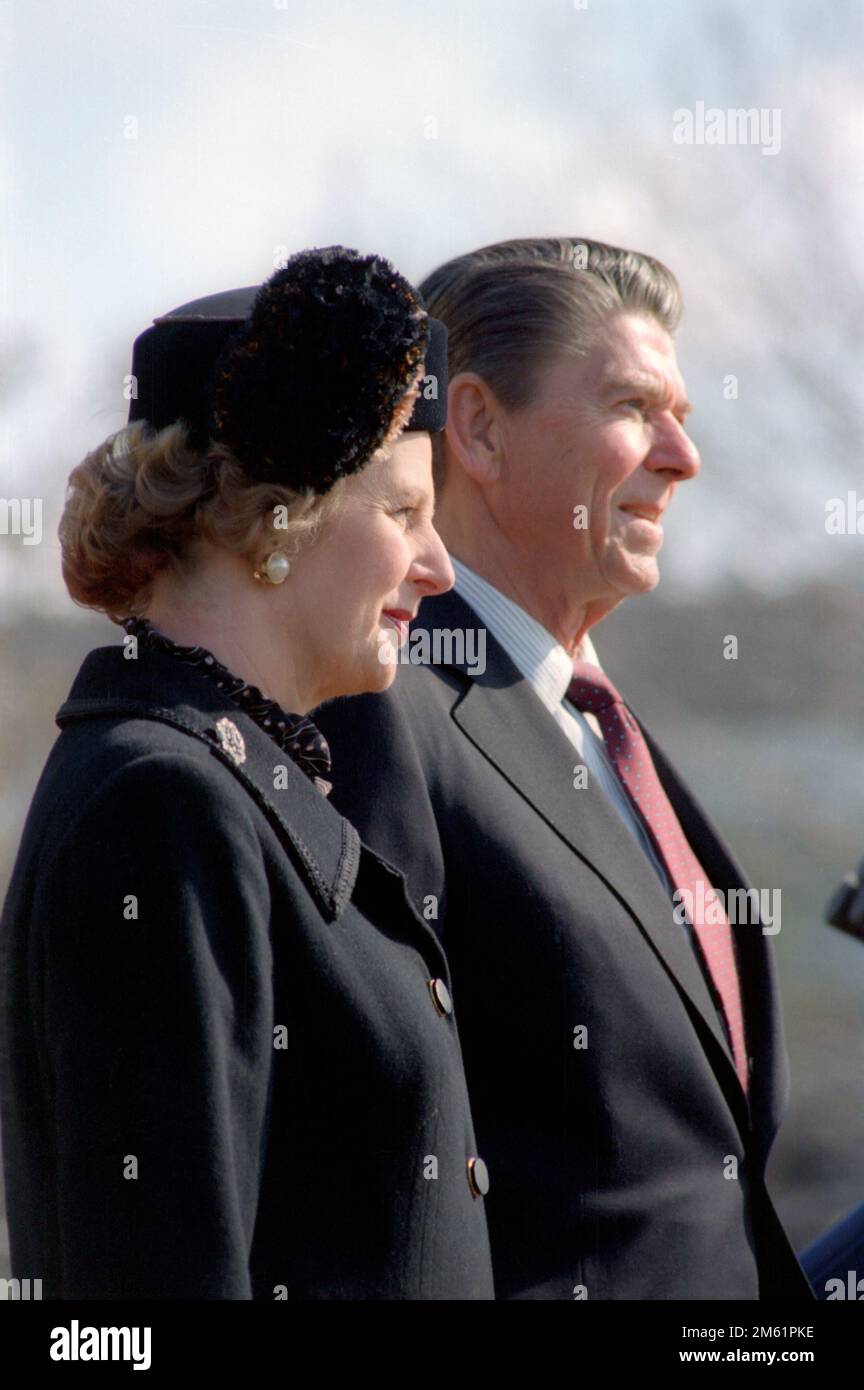 2/26/1981-Präsidentin Reagan und Premierministerin Margaret Thatcher auf dem südlichen Rasen während ihrer Ankunftszeremonie Präsident Reagan und Premierministerin Margaret Thatcher im südlichen Rasen während ihrer Ankunftszeremonie am 26. Februar 1981 Stockfoto