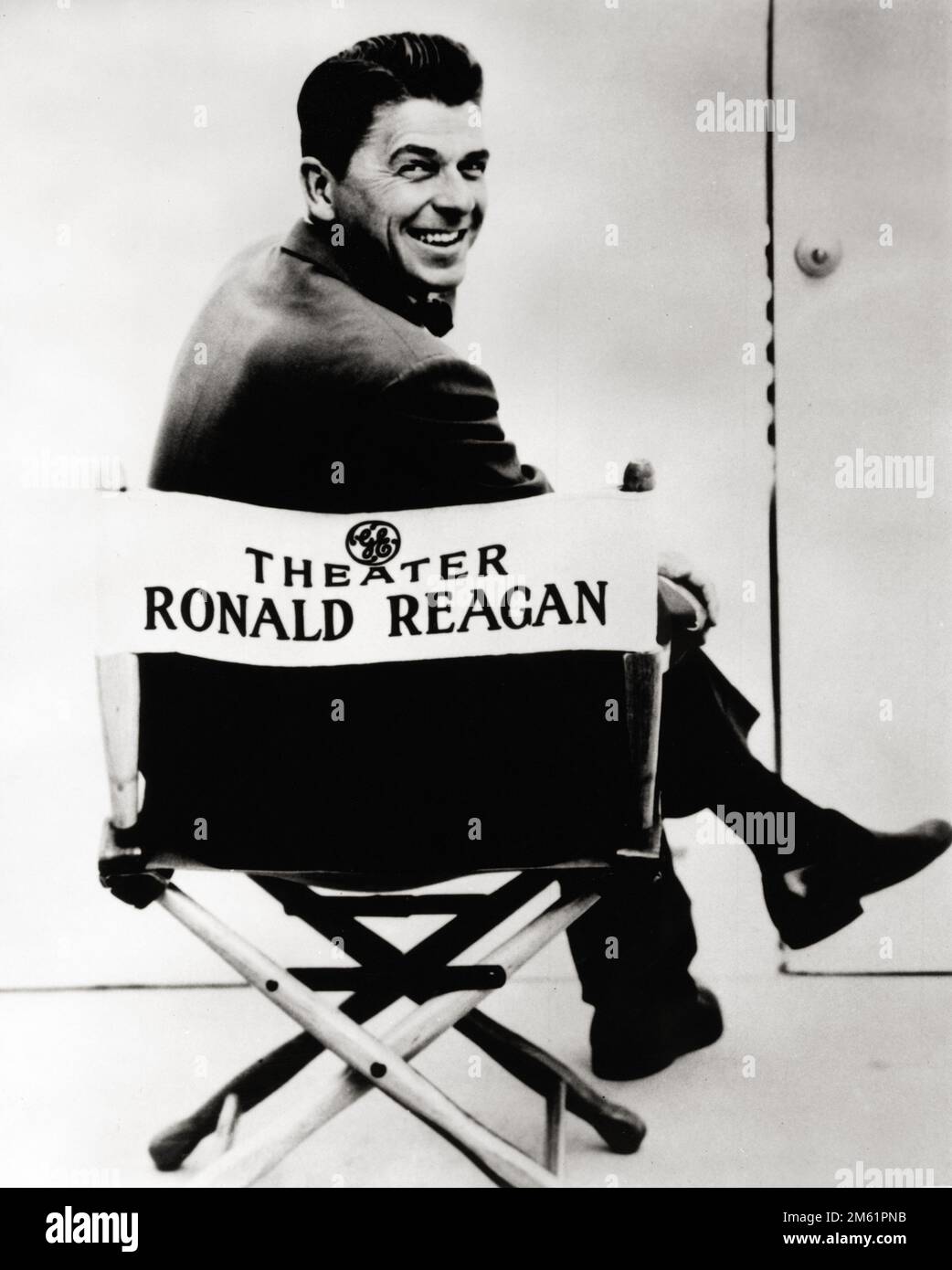 Werbefoto von Ronald Reagan, sitzt im Regisseur des General Electric Theaters, 1950er Stockfoto