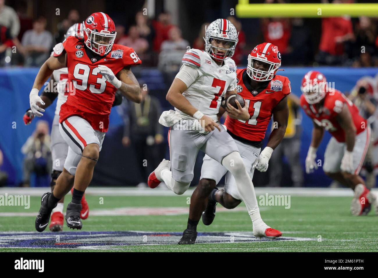 Atlanta, Georgia, USA. 1. Januar 2023. Ohio State Buckeyes Quarterback C.J. Stroud (7) trägt den Ball beim Chick-fil-A Peach Bowl im Mercedes Benz Stadium, Atlanta, Georgia. (Kreditbild: © Scott Stuart/ZUMA Press Wire) Stockfoto