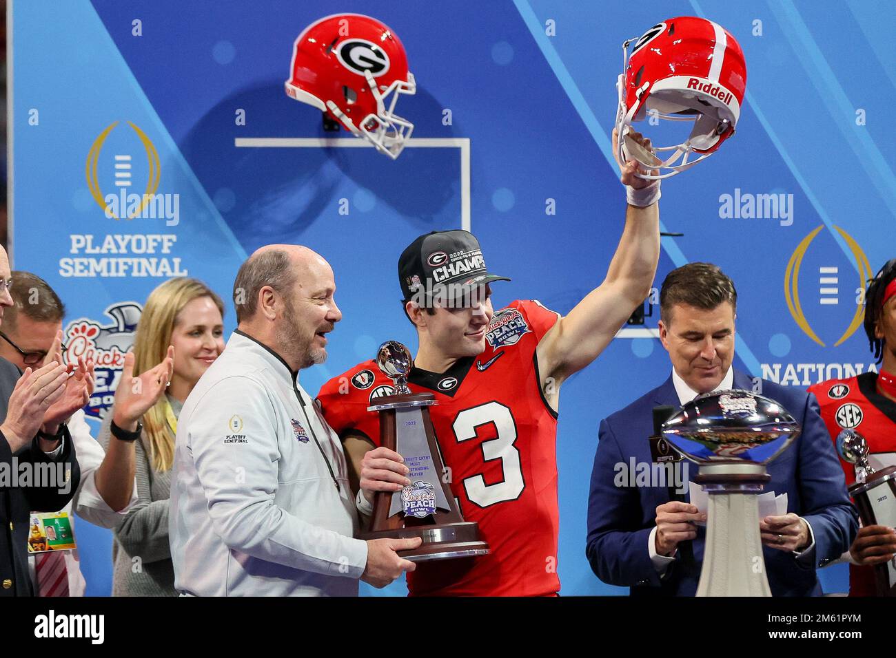 Atlanta, Georgia, USA. 1. Januar 2023. Georgia Bulldogs Quarterback Stetson Bennett (13) wird als offensiver Spieler des Spiels für den Chick-fil-A Peach Bowl im Mercedes Benz Stadium, Atlanta, Georgia, ausgezeichnet. (Kreditbild: © Scott Stuart/ZUMA Press Wire) Stockfoto