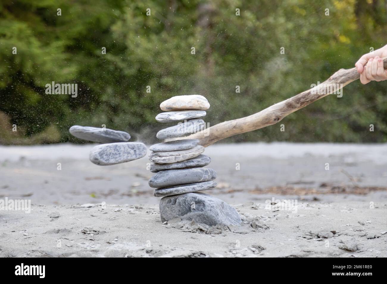 Einen Steinturm mit einem Stock treffen Stockfoto