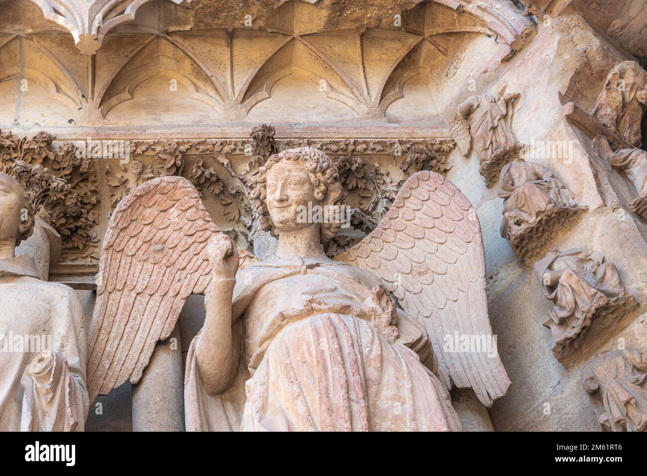 Reims, Frankreich. Der lächelnde Engel (l'Ange au Sourire), eine berühmte Skulptur der Kathedrale Unserer Lieben Frau (Cathedrale Notre Dame) Stockfoto