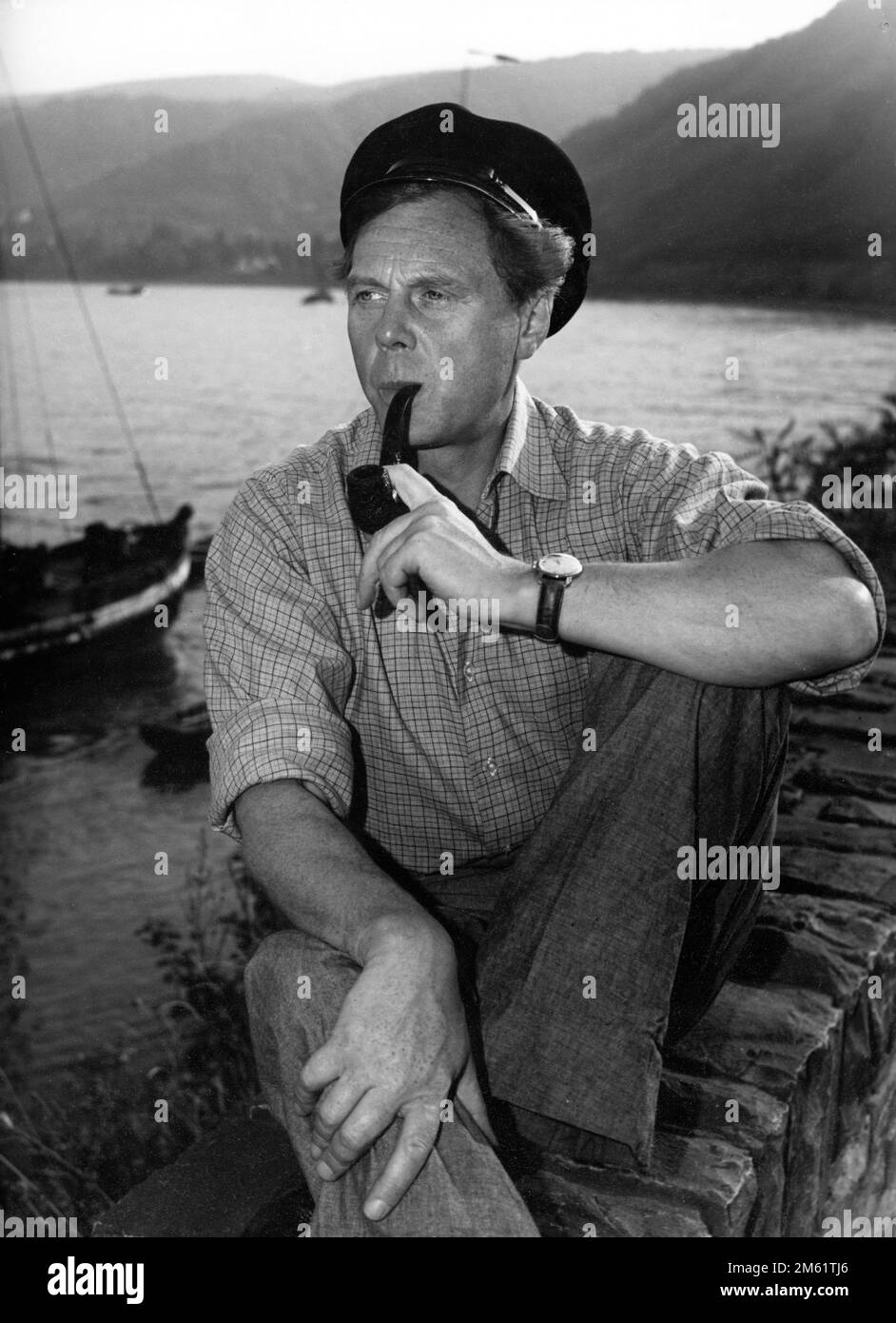 MARIUS GORING Portrait in der Nähe des Rheins, Deutschland im WHIRLPOOL 1959 Regisseur LEWIS ALLEN Roman / Drehbuch The Lorelei by Lawrence P. Bachmann Musik Ron Goodwin Kostümdesign Julie Harris The Rank Organisation Stockfoto