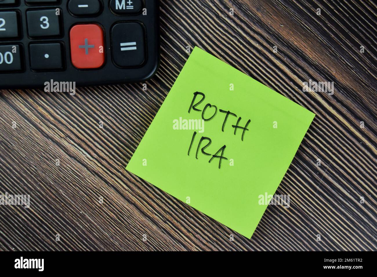 Konzept von ROTH IRA Write on Sticky Notes Isolated on Wooden Table. Stockfoto Konzept von ROTH IRA Write on Sticky Notes Isolated on Wooden Table. Stockfoto