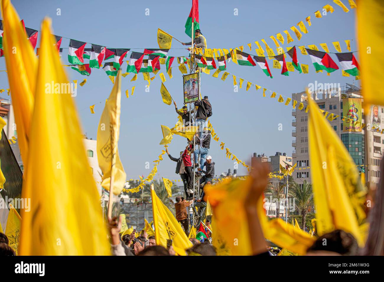 Gaza, Palästina. 31. Dezember 2022. Palästinensische Anhänger der Fatah-Bewegung nehmen am 58. Jahrestag der Gründung der Fatah-Bewegung in Gaza-Stadt Teil. Kredit: SOPA Images Limited/Alamy Live News Stockfoto