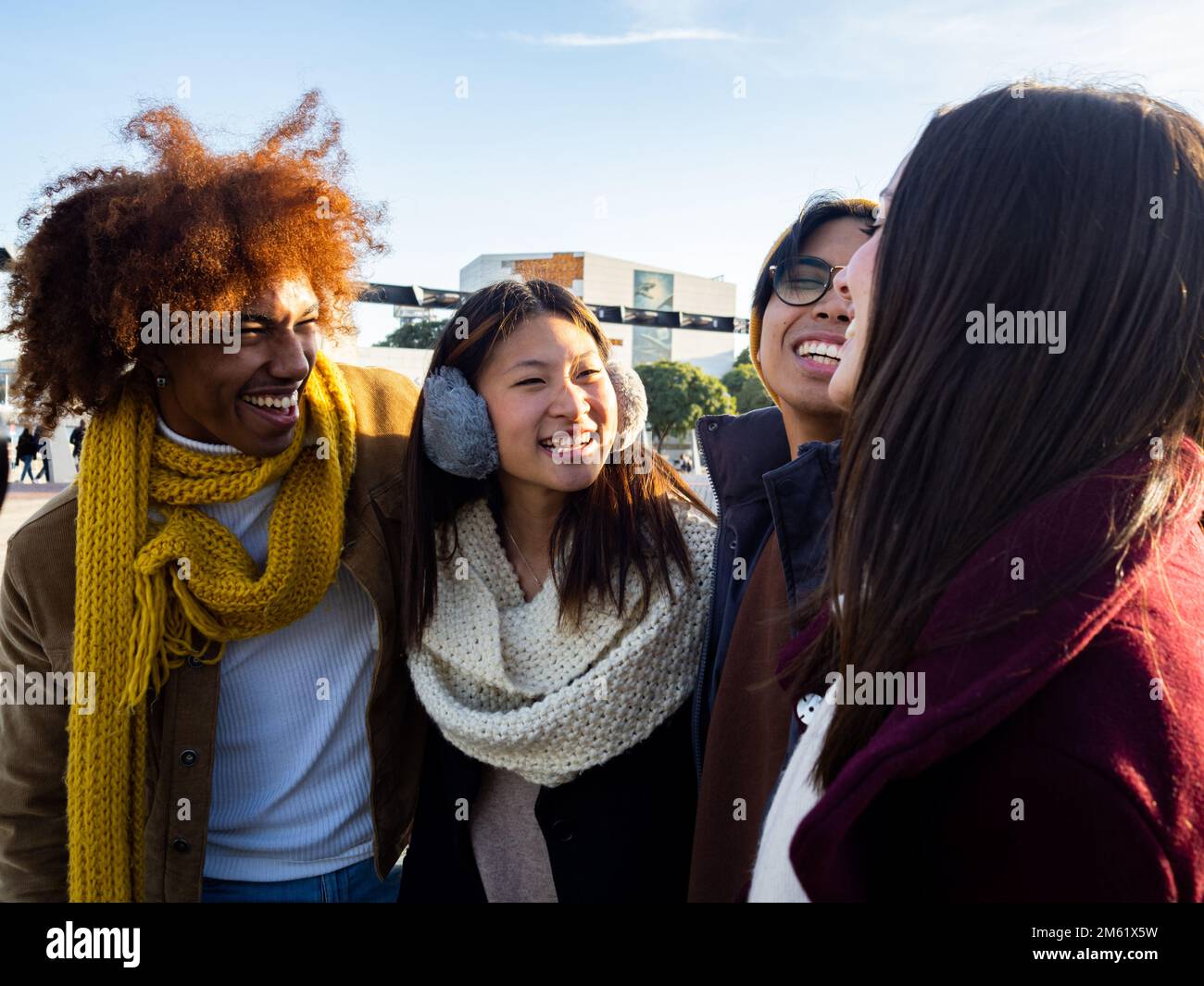 Gruppe multiethnischer junger Menschen in Winterkleidung, die Spaß haben. Millennial Studentenfreunde. Stockfoto