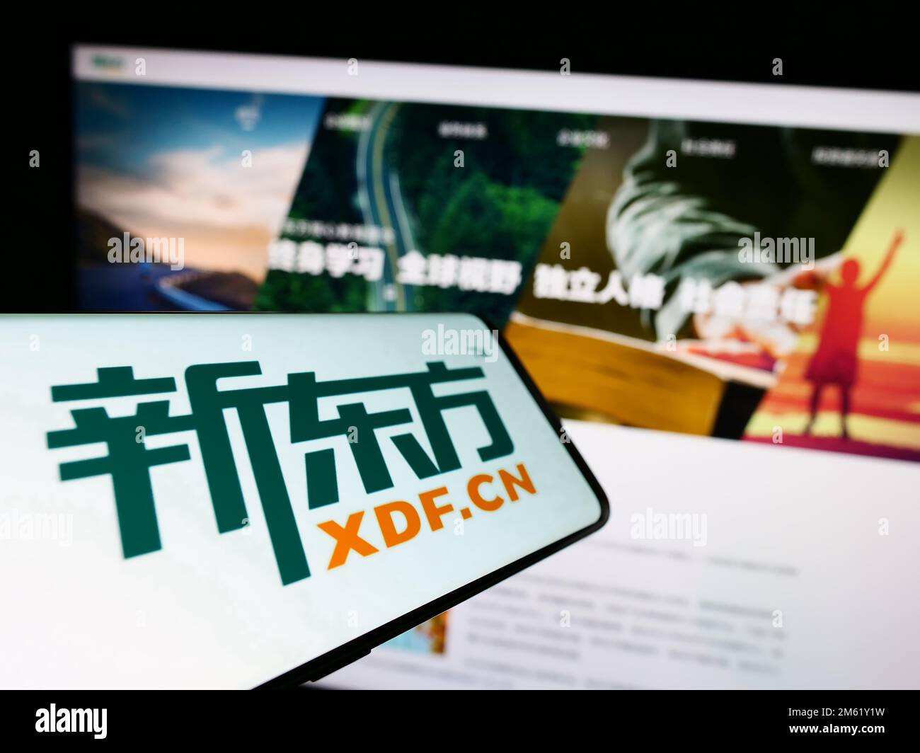 Handy mit Logo der New Oriental Education and Technology Group auf dem Bildschirm vor der Business-Website. Fokus auf die Mitte links des Telefondisplays. Stockfoto