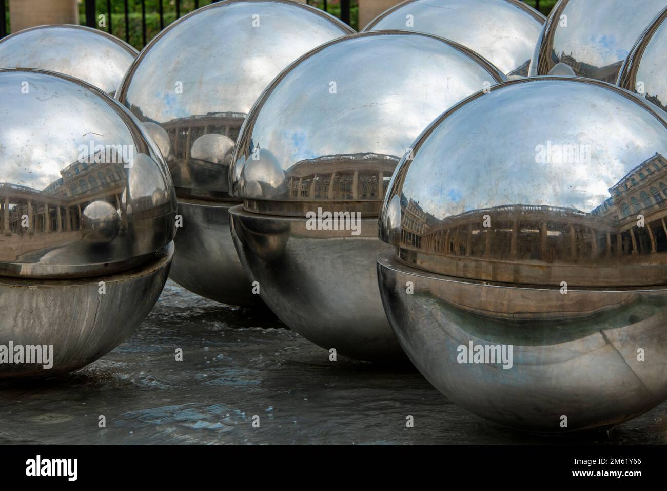Sphérades, Les fontaines Skulptures de Pol Bury au Palais-Royal à Paris Stockfoto
