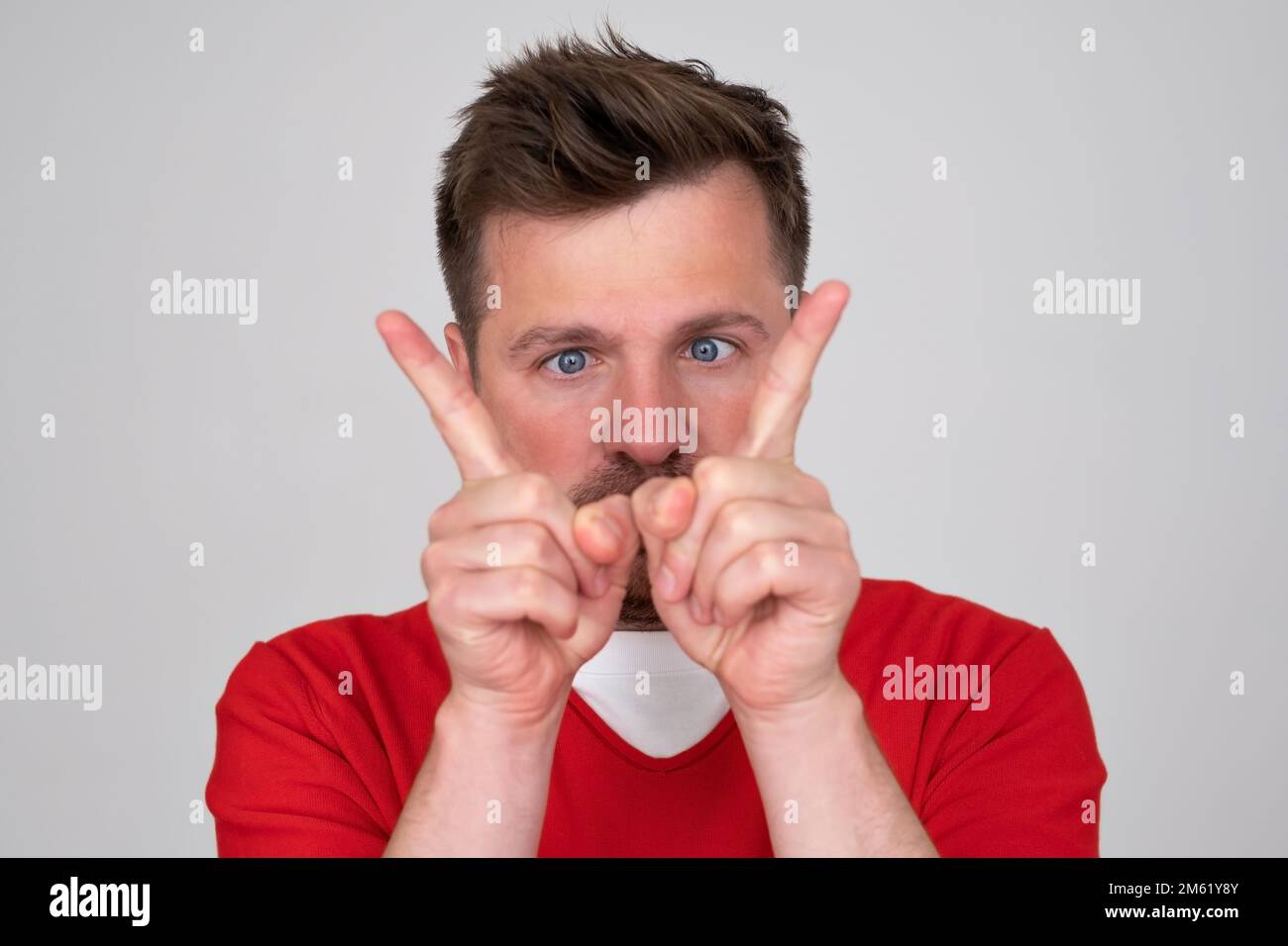 Mann wählt zwischen zwei Optionen Konzept. Er zeigt auf verschiedene Seiten Stockfoto