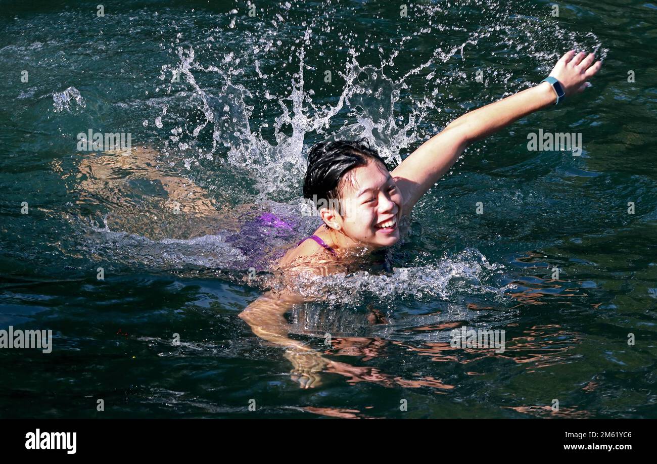 Wendell, North Carolina, USA. 1. Januar 2023. Ein Teilnehmer schwimmt zur Küste, während Dutzende an der sechsten jährlich stattfindenden Polarstürzung am Neujahrstag im Mystery Lake Scuba Park in Wendell, North Carolina, teilnahmen, wobei alle Erlöse an N.C. gingen Mütter gegen Trunkenheit am Steuer (MADD). Der 50 Grad Mystery Lake ist ein 105 Fuß tiefer Steinbruch, der von der Wende der 1900er bis in die 1950er Jahre ein aktiver Granitbruch war und dann in den 1970er und 1980er Jahren eine Wasserversorgung für die Stadt Wendell war. Kredit: ZUMA Press, Inc./Alamy Live News Stockfoto