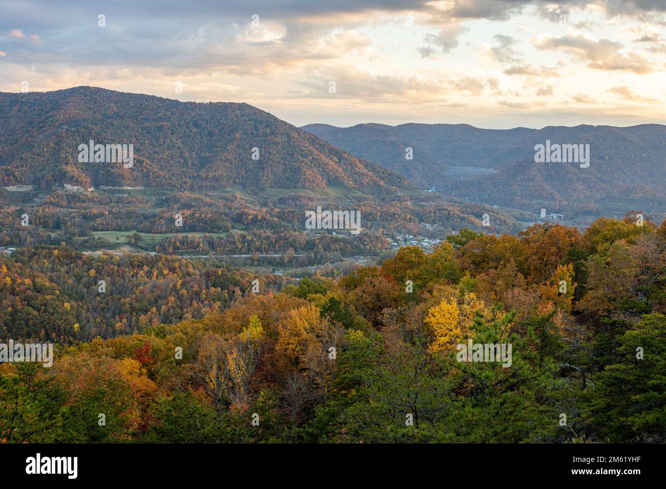 Herbstfarben sind in den bewaldeten Bergen der zentralen Appalachen zu sehen. Stockfoto