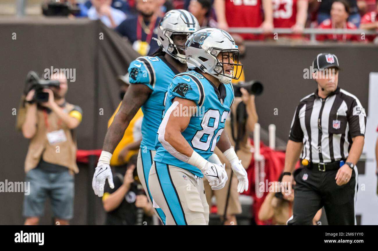 Tampa, Usa. 01. Januar 2023. Carolina Panthers Tight End Ian Thomas (L) und Carolina Panthers Tight End Tommy Tremble (82) feiern nach Trembles Touchdown-Fang in der ersten Halbzeit gegen die Tampa Bay Buccaneers im Raymond James Stadium in Tampa, Florida am Sonntag, den 1. Januar 2023. Foto: Steve Nesius/UPI Credit: UPI/Alamy Live News Stockfoto