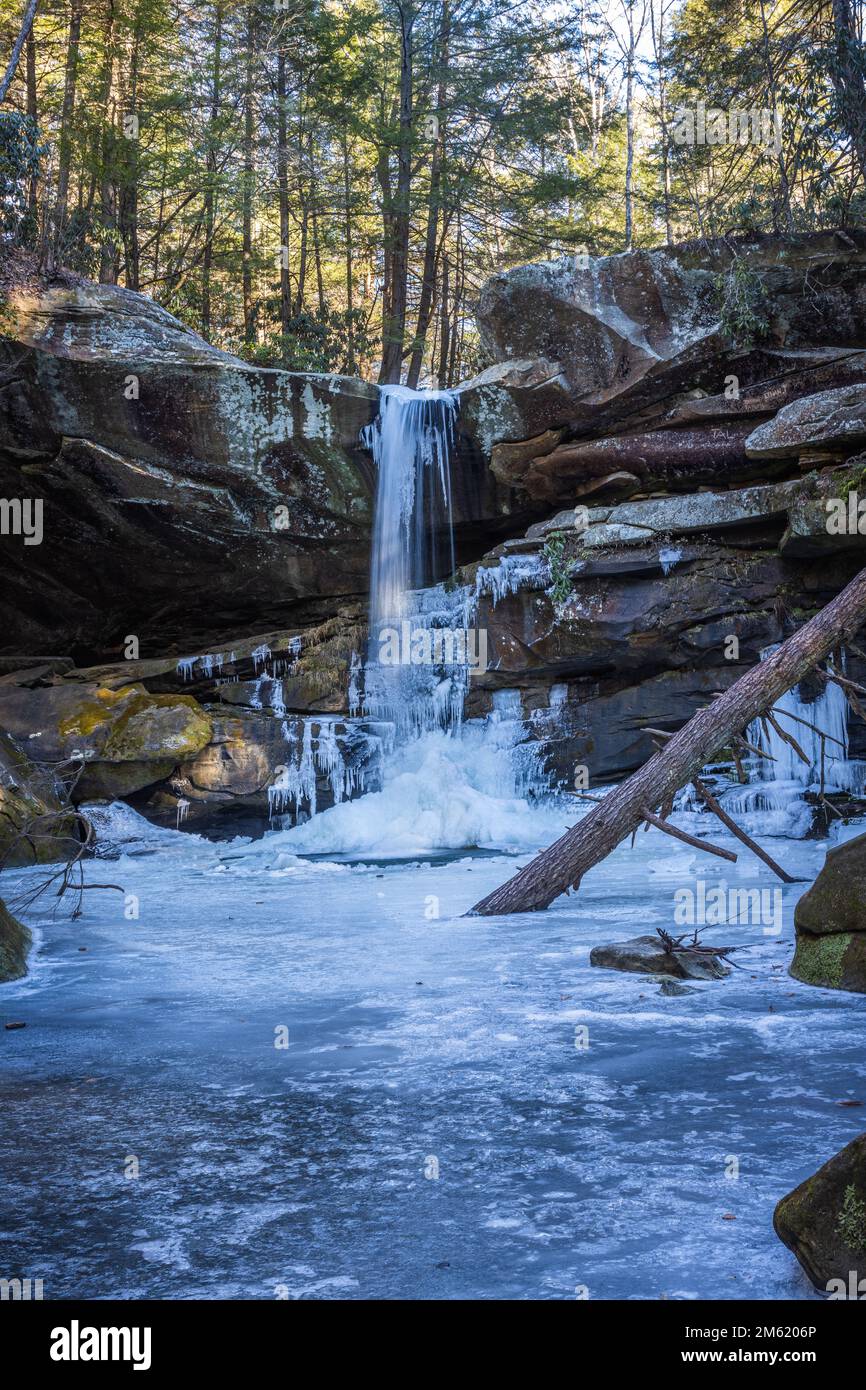Flat Lick Falls in der Nähe von McKee, KY, in einer Winterszene. Stockfoto
