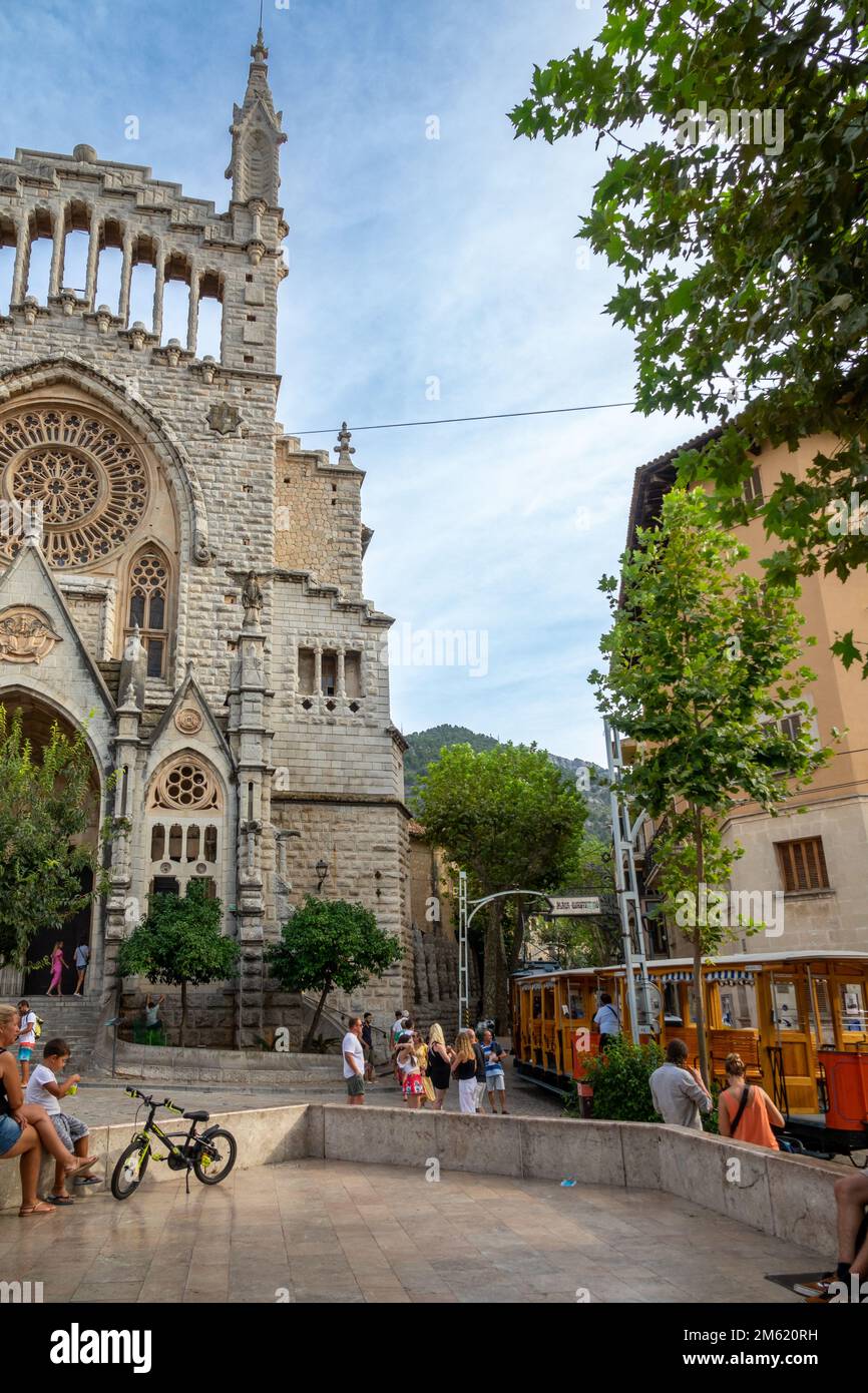 Soller, Spanien; 27. August 2022: Beliebter Soller-Zug auf Mallorca (Spanien), der durch das Stadtzentrum voller Menschen, Restaurants und Denkmäler fährt Stockfoto