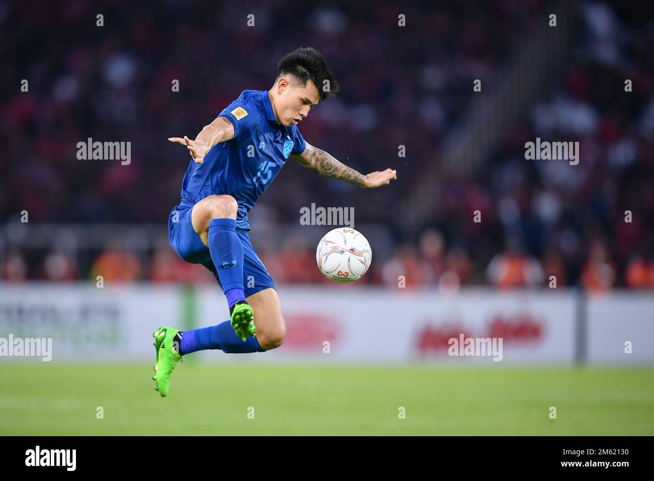 Jakarta, Indonesien. 29. Dezember 2022. Suphanan Bureerat aus Thailand wurde während des AFF Mitsubishi Electric Cup 2022 zwischen Indonesien und Thailand im Gelora Bung Karno Stadion in Aktion gesehen. Endstand: Indonesien 1:1 Thailand. (Foto: Amphol Thongmueangluang/SOPA Images/Sipa USA) Guthaben: SIPA USA/Alamy Live News Stockfoto