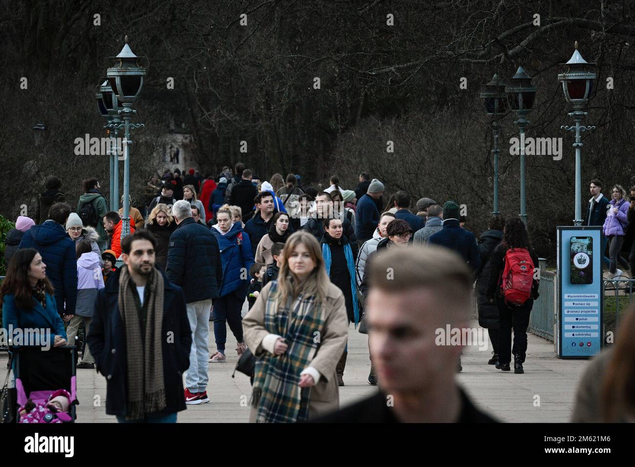 Warschau, Polen. 01. Januar 2023. Am 01. Januar 2023 werden Menschen im Park Royal Baths in Warschau, Polen, gesehen. Während das Thermometer heute im Januar normalerweise deutlich unter Null liegt, haben die Menschen die Natur mit Frühlingstemperaturen genossen. In Warschau erreichte die Temperatur am Neujahrstag fast 17 Grad Celsius (63 Grad Fahrenheit), ähnlich dem Klima in Nordafrika. (Foto: Jaap Arriens/Sipa USA) Guthaben: SIPA USA/Alamy Live News Stockfoto