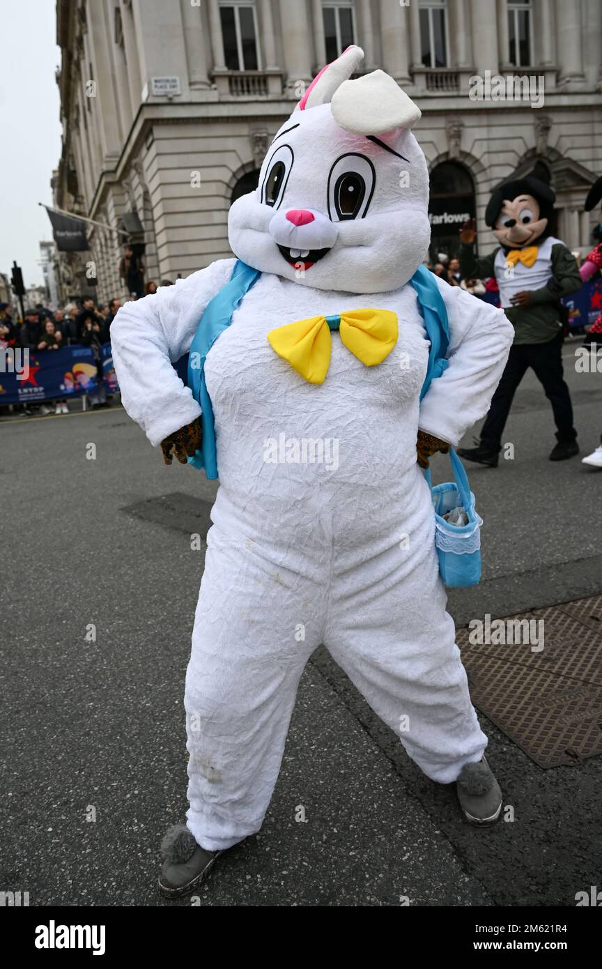 London, Großbritannien. 01. Januar 2023. Die alljährliche Silvesterparade in London mit Hunderten von Festwagen am 1. Januar 2023 im Zentrum von London, Großbritannien. Kredit: Siehe Li/Picture Capital/Alamy Live News Stockfoto