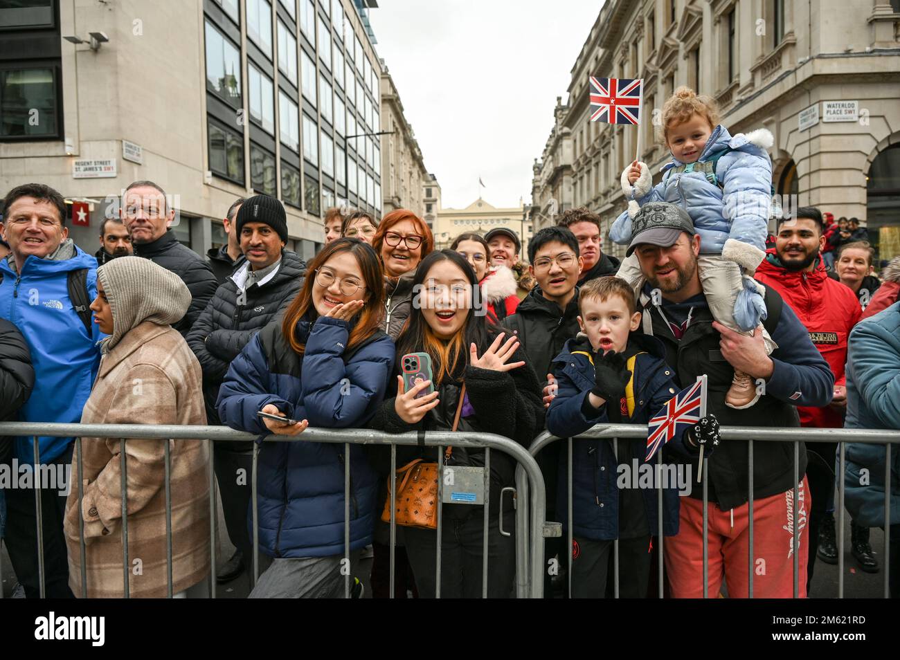 London, Großbritannien. 01. Januar 2023. Die alljährliche Silvesterparade in London mit Hunderten von Festwagen am 1. Januar 2023 im Zentrum von London, Großbritannien. Kredit: Siehe Li/Picture Capital/Alamy Live News Stockfoto
