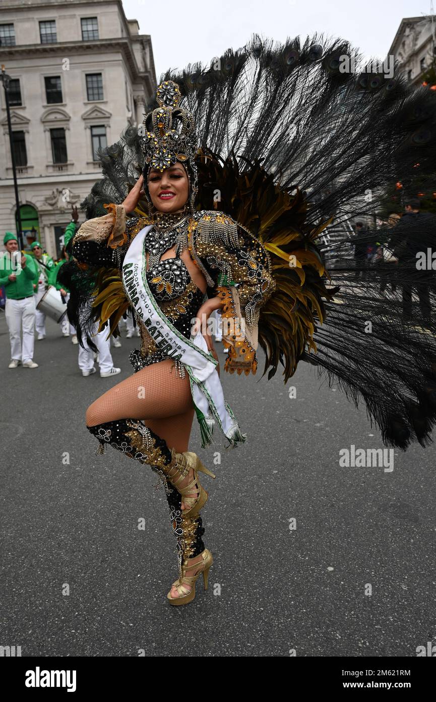 London, Großbritannien. 01. Januar 2023. Die alljährliche Silvesterparade in London mit Hunderten von Festwagen am 1. Januar 2023 im Zentrum von London, Großbritannien. Kredit: Siehe Li/Picture Capital/Alamy Live News Stockfoto