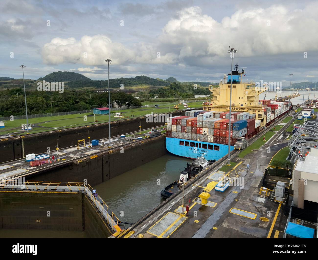 Panamakanal und Miraflores Schleusen. Blick auf das Schiff, das vom Pazifischen Ozean nach Norden zum Atlantik fährt. Oktober 2022. Stockfoto
