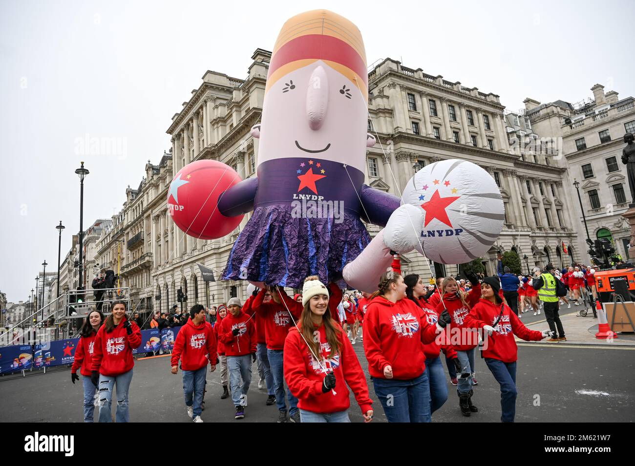 London, Großbritannien. 01. Januar 2023. Die alljährliche Silvesterparade in London mit Hunderten von Festwagen am 1. Januar 2023 im Zentrum von London, Großbritannien. Kredit: Siehe Li/Picture Capital/Alamy Live News Stockfoto
