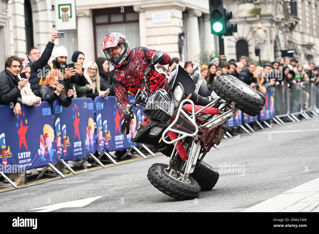 London, Großbritannien. 01. Januar 2023. Die alljährliche Silvesterparade in London mit Hunderten von Festwagen am 1. Januar 2023 im Zentrum von London, Großbritannien. Kredit: Siehe Li/Picture Capital/Alamy Live News Stockfoto