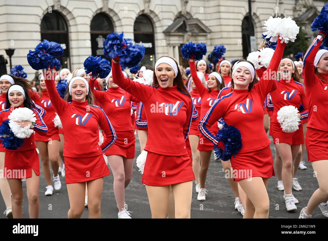 London, Großbritannien. 01. Januar 2023. Die alljährliche Silvesterparade in London mit Hunderten von Festwagen am 1. Januar 2023 im Zentrum von London, Großbritannien. Kredit: Siehe Li/Picture Capital/Alamy Live News Stockfoto