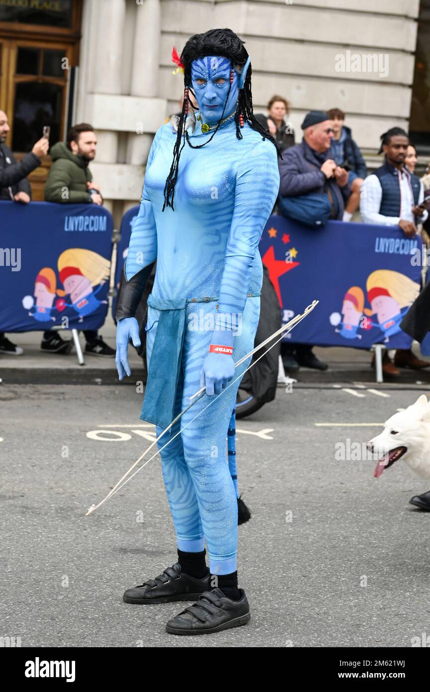 London, Großbritannien. 01. Januar 2023. Die alljährliche Silvesterparade in London mit Hunderten von Festwagen am 1. Januar 2023 im Zentrum von London, Großbritannien. Kredit: Siehe Li/Picture Capital/Alamy Live News Stockfoto