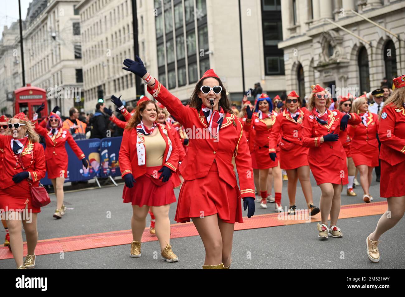 London, Großbritannien. 01. Januar 2023. Die alljährliche Silvesterparade in London mit Hunderten von Festwagen am 1. Januar 2023 im Zentrum von London, Großbritannien. Kredit: Siehe Li/Picture Capital/Alamy Live News Stockfoto