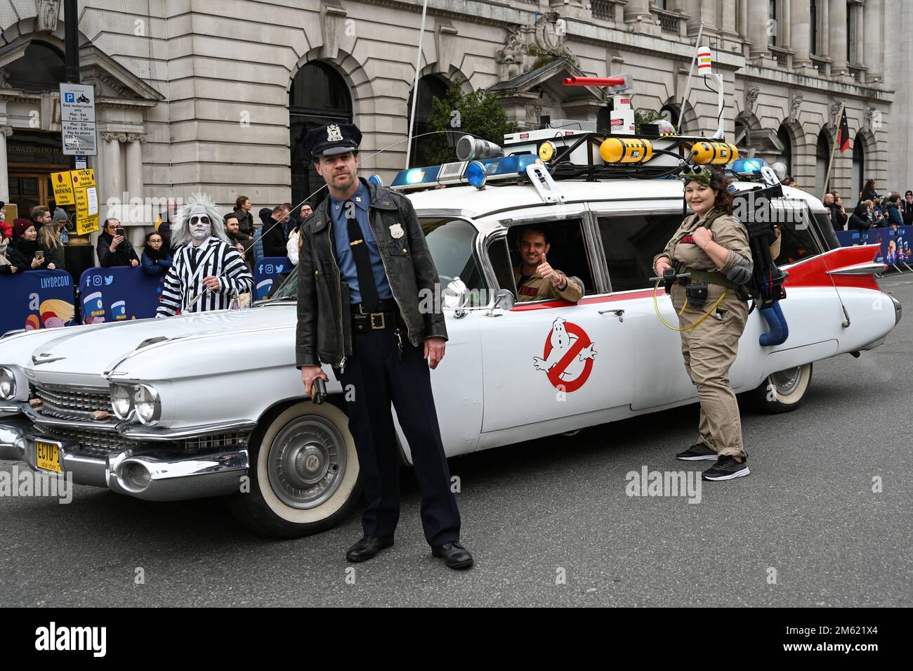 London, Großbritannien. 01. Januar 2023. Die alljährliche Silvesterparade in London mit Hunderten von Festwagen am 1. Januar 2023 im Zentrum von London, Großbritannien. Kredit: Siehe Li/Picture Capital/Alamy Live News Stockfoto