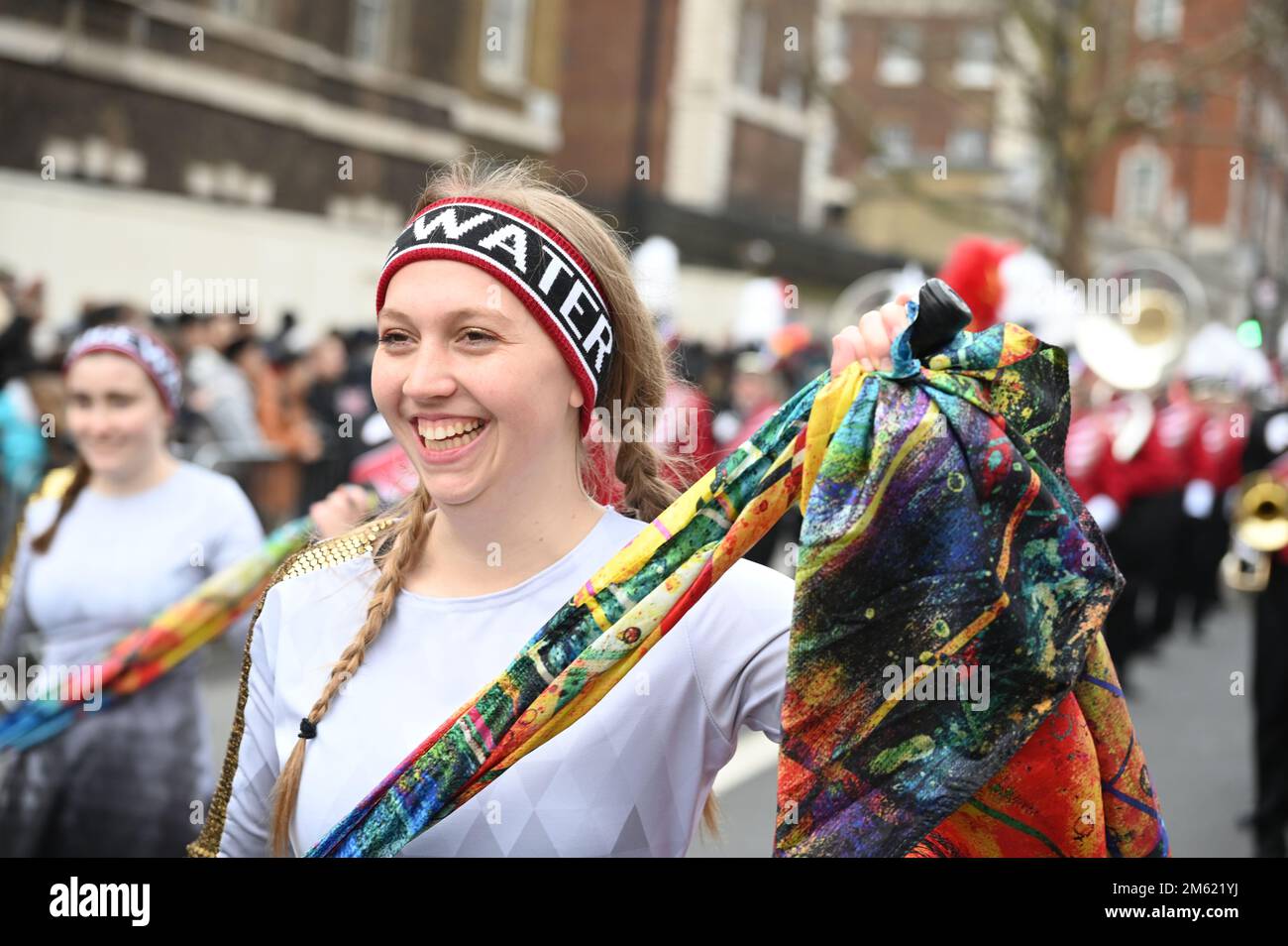 London, Großbritannien. 01. Januar 2023. Die alljährliche Silvesterparade in London mit Hunderten von Festwagen am 1. Januar 2023 im Zentrum von London, Großbritannien. Kredit: Siehe Li/Picture Capital/Alamy Live News Stockfoto