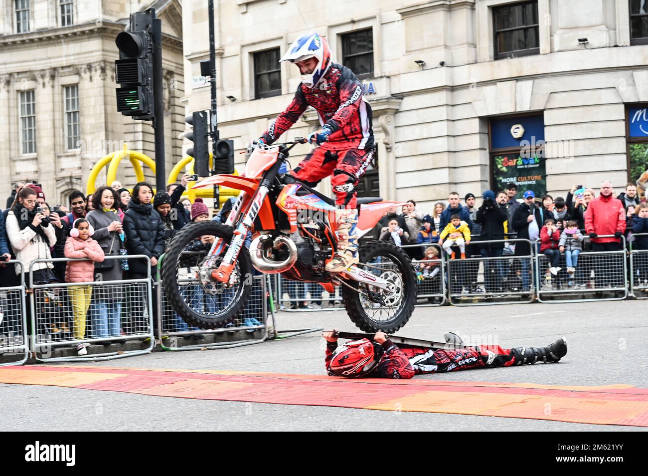 London, Großbritannien. 01. Januar 2023. Die alljährliche Silvesterparade in London mit Hunderten von Festwagen am 1. Januar 2023 im Zentrum von London, Großbritannien. Kredit: Siehe Li/Picture Capital/Alamy Live News Stockfoto