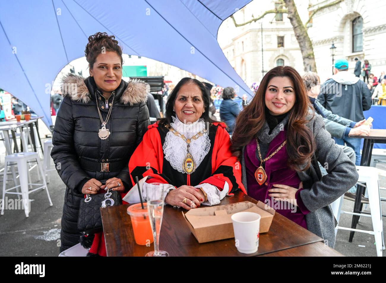 London, Großbritannien. 01. Januar 2023. Die alljährliche Silvesterparade in London mit Hunderten von Festwagen am 1. Januar 2023 im Zentrum von London, Großbritannien. Kredit: Siehe Li/Picture Capital/Alamy Live News Stockfoto