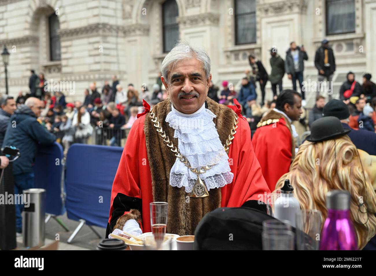 London, Großbritannien. 01. Januar 2023. Die alljährliche Silvesterparade in London mit Hunderten von Festwagen am 1. Januar 2023 im Zentrum von London, Großbritannien. Kredit: Siehe Li/Picture Capital/Alamy Live News Stockfoto